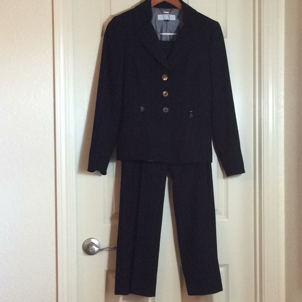 Tahari Pinstriped Suit Sz 4P